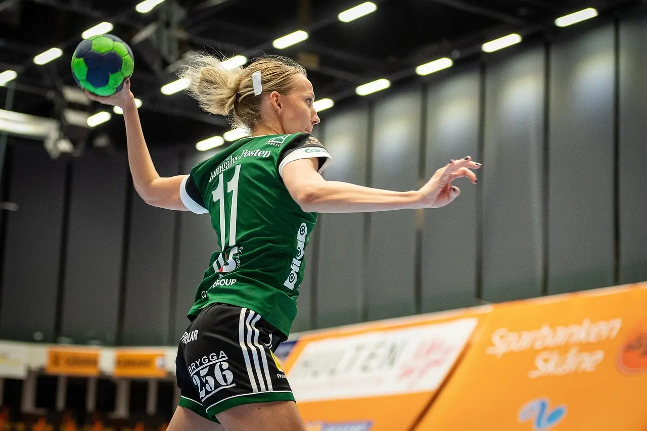 Kvindelig håndboldspiller i aktion