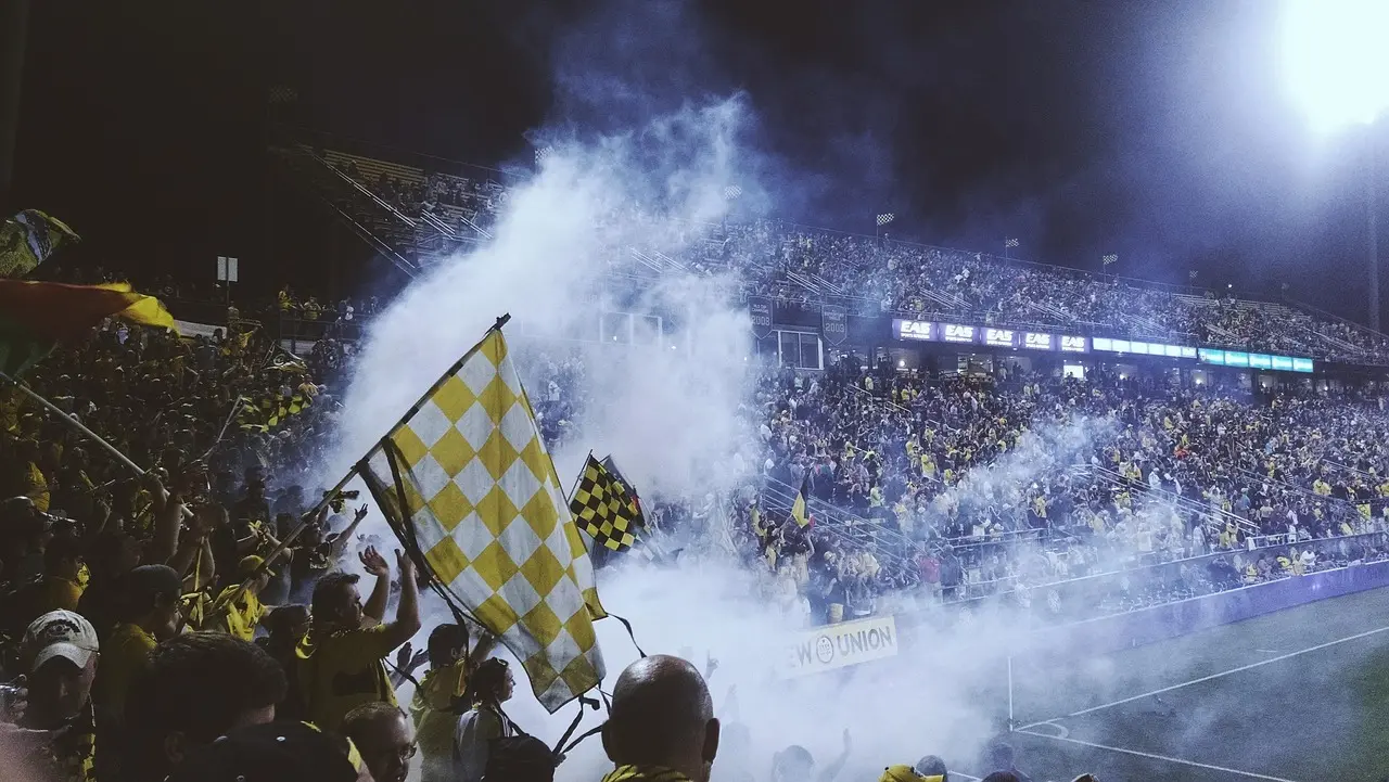 Tilskuermængde med fanflag