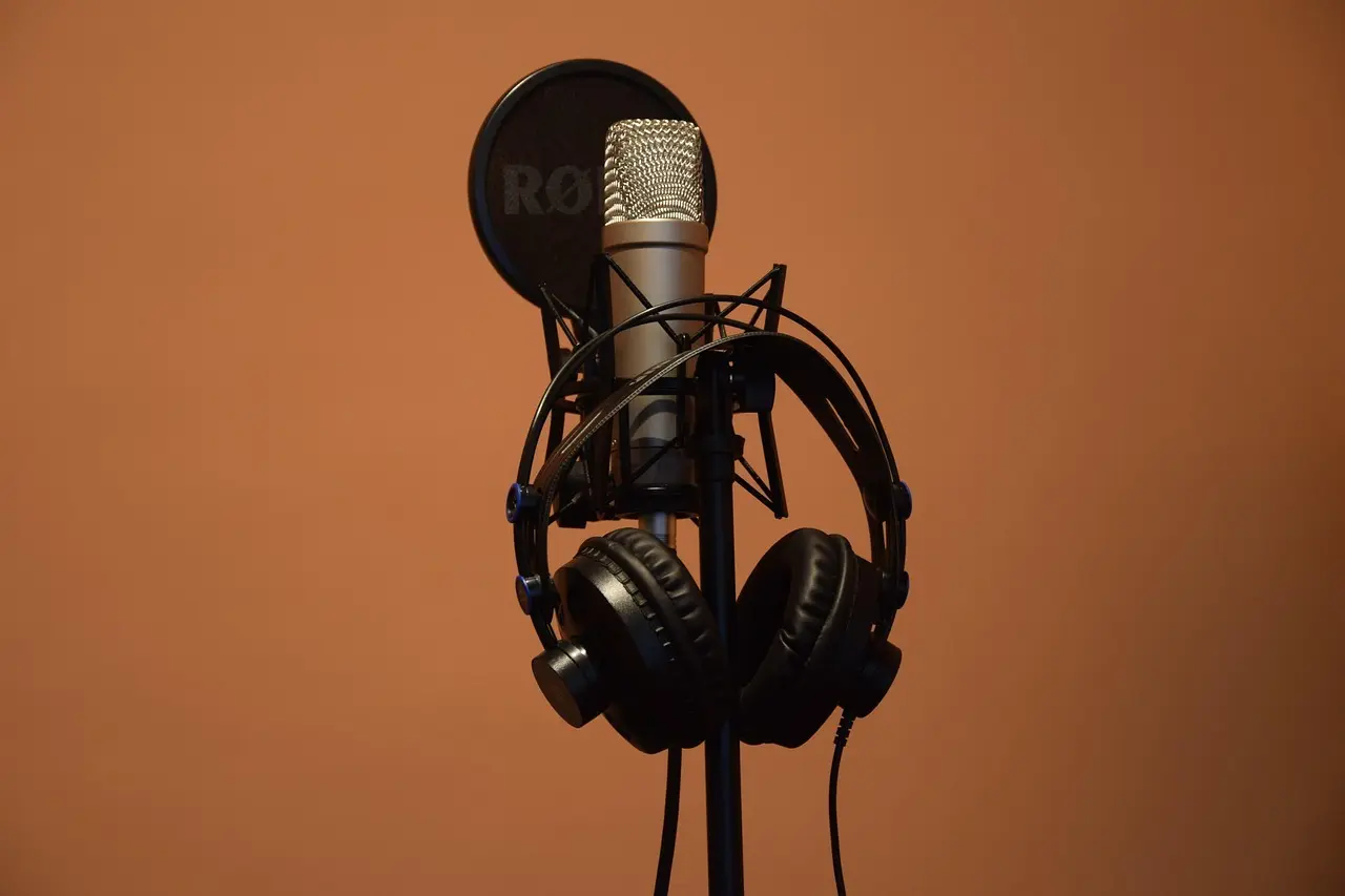 Studiomikrofon og hovedtelefoner